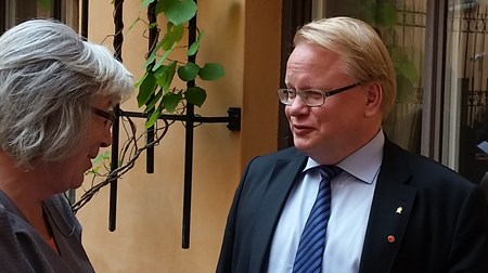 Försvarsminister Peter Hultqvist (S) blir intervjuad av Altingets reporter på regeringens pressträff (Bild: Altinget)