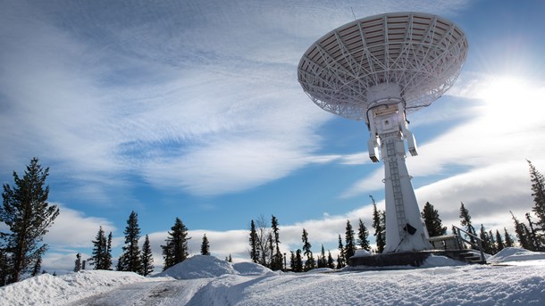 En antenn riktad mot rymden på den svenska rymdbasen Esrange utanför Kiruna. 