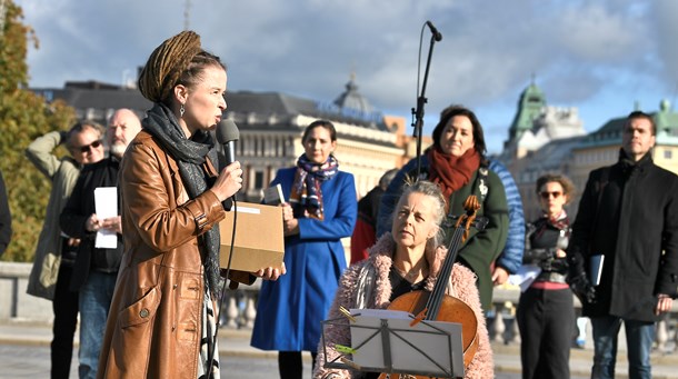 Hovsångare manifesterar med ”Öppna salongerna” mot regeringen och överlämnade en namninsamling till Amanda Lind vid riksdagen (oktober 2020).