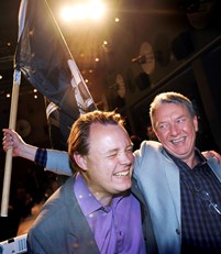 Dåvarande partiledaren Rick Falkvinge och den nyvalda parlamentarikern Christian Engström firar Piratpartiets valframgång 2009.