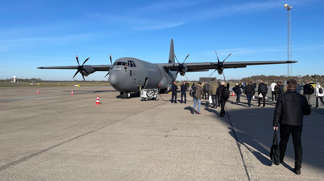 C-130 Hercules-flygplanet gjort tillgängligt av försvarschefen Flemming Lentfer.