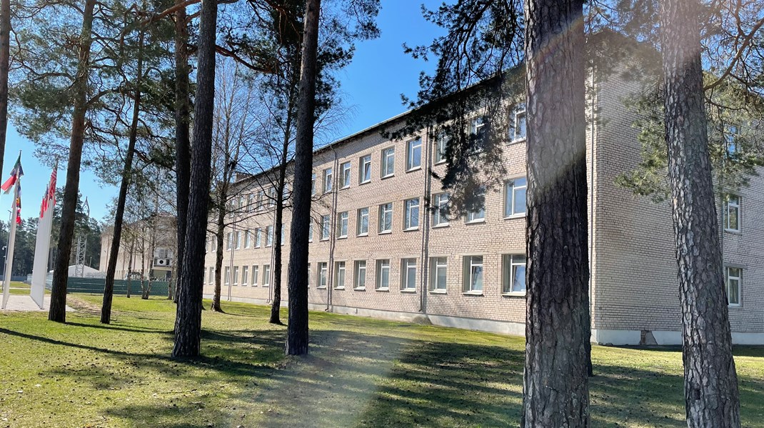 På militärbasen i Riga, Lettland, bor fortfarande pensionerade sovjetiska officerare i de vita tegelbyggnaderna.