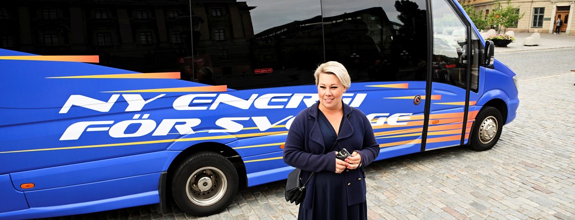 KD:s energipolitiska talesperson Camilla Brodin och Sveriges mest kända buss