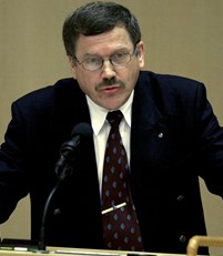 Erling Wälivaara (KD) i riksdagens talarstol år 2000.