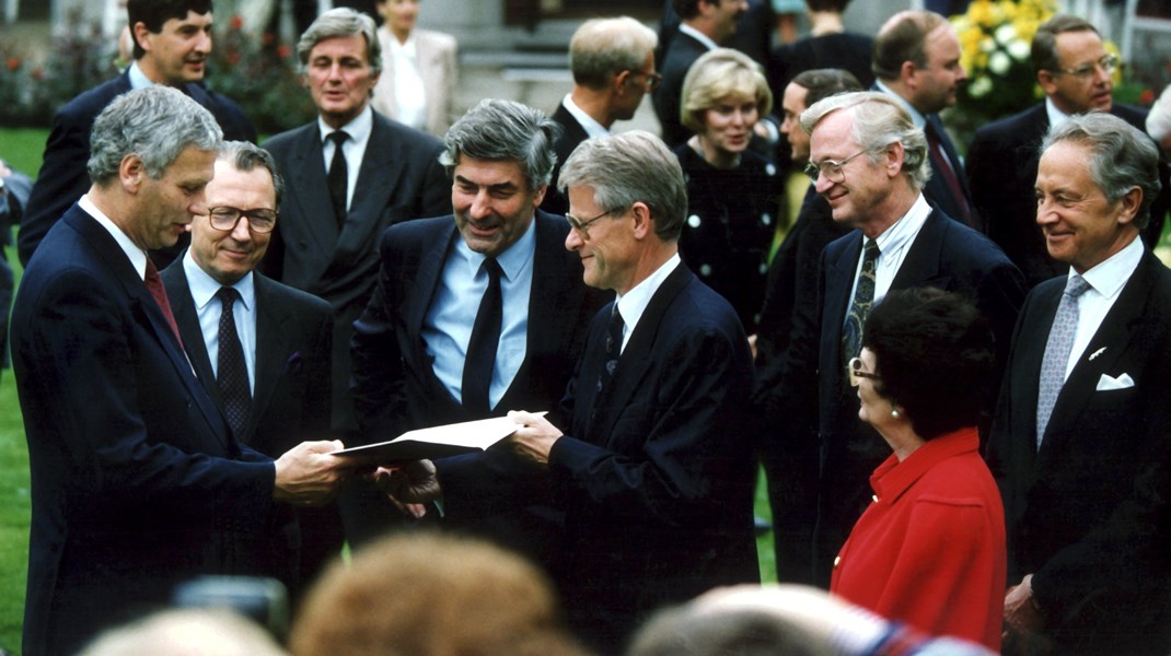 Anita Gradin (S), i rött, var med när statsminister Ingvar Carlsson lämnade över Sveriges ansökan om medlemskap i EG den 1 juli 1991.