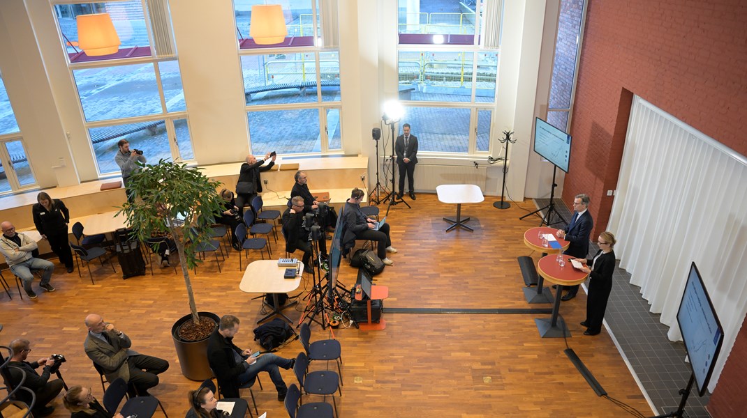 Sedan 2021 har Riksbanken kontor och en kontantdepå i Jönköping. Men pressträffen hölls i Jönköping universitets lokaler. 