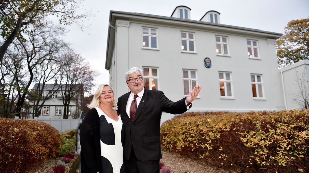 Håkan och Åsa Juholt tog med sig flera olika sillinläggningar till Island.
