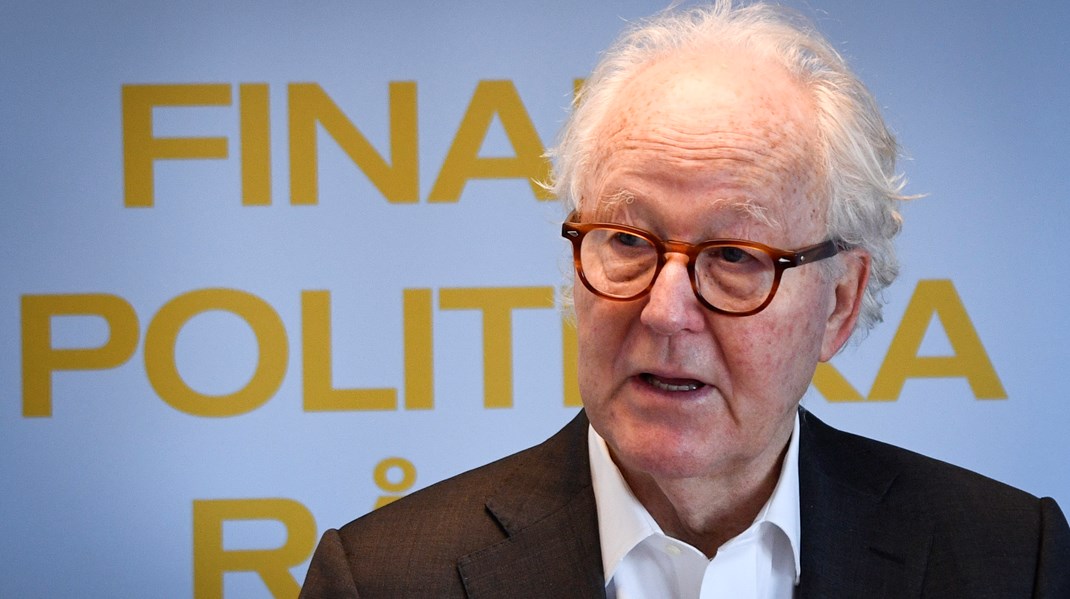 Lars Heikensten var riksbankschef mellan 2003 och 2005. Han lovordar Göran Hjelm men pekar också på att det är Finanspolitiska rådets andra förlust till Riksbanken de senaste åren.