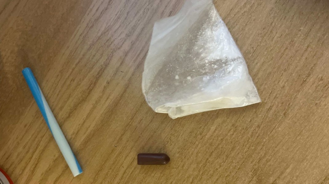 Påsen i Nybergs väska visade sig innehålla 1,18 gram kokain. Hon menar att hon inte ens har känt till påsen, enligt hennes advokat.
